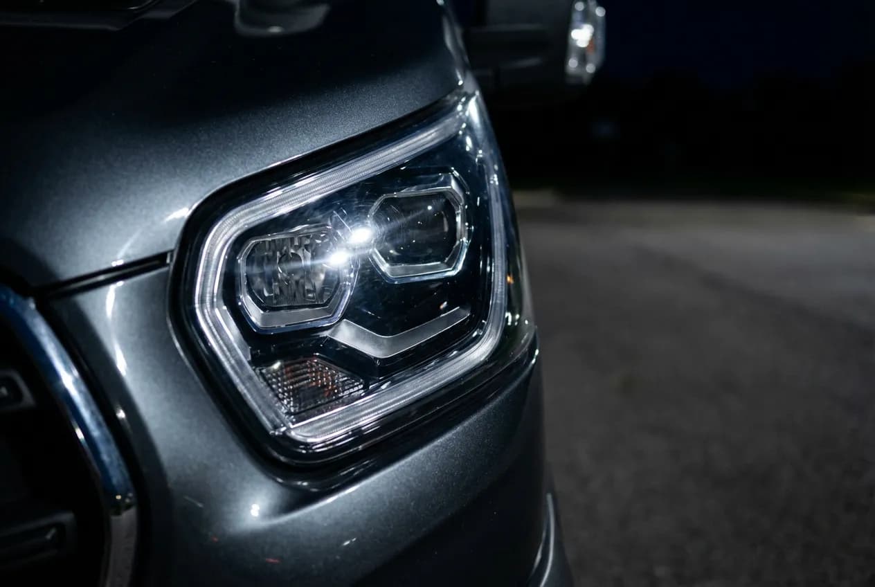 Gros plan sur le phare LED au design moderne d'un camping-car Challenger, évoquant la technologie et la fiche technique.