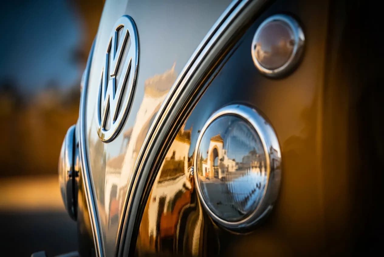 Andalousie en camping car : itinéraire et conseils Gros plan sur la calandre d'un camping-car, reflétant un paysage andalou, icône du voyage et de l'aventure.