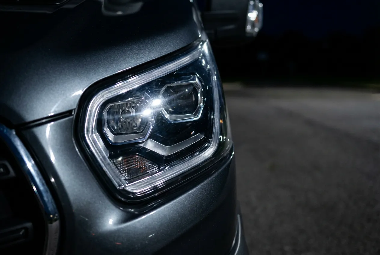 Gros plan sur le phare LED au design moderne d'un camping-car Challenger, évoquant la technologie et la fiche technique.