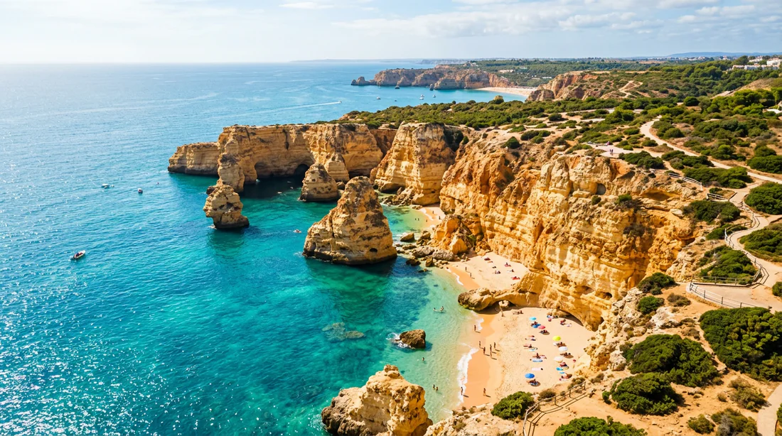 Ruelle pittoresque de Tavira avec maisons blanches traditionnelles et fleurs colorées.