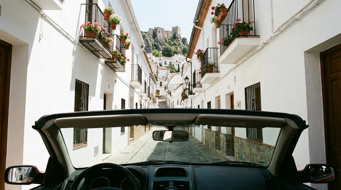 Ruelle très étroite dans un village blanc andalou illustrant les difficultés de conduite.