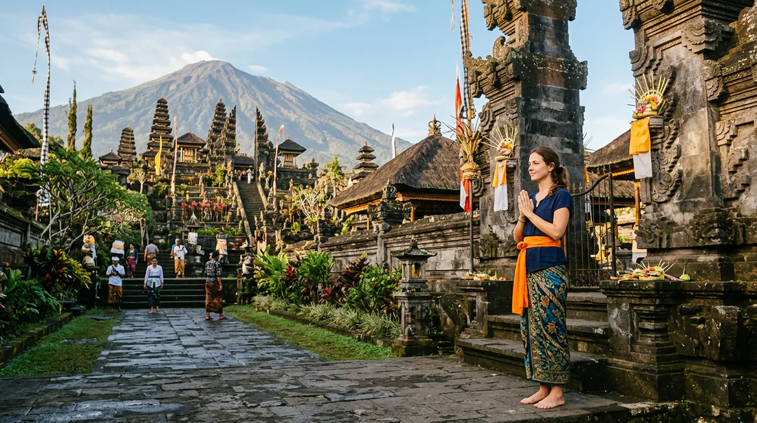 Respect du code vestimentaire dans les lieux sacrés Touriste portant un sarong traditionnel pour visiter un temple balinais.
