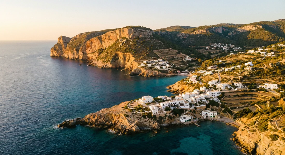 Paysage aérien d'Ibiza montrant la diversité de ses côtes.