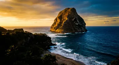 Le Rocher du Diamant en Martinique sous une lumière dorée de fin de journée