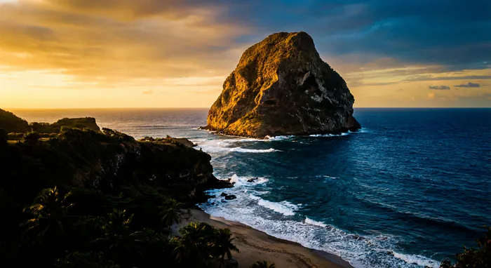 Le Rocher du Diamant en Martinique sous une lumière dorée de fin de journée